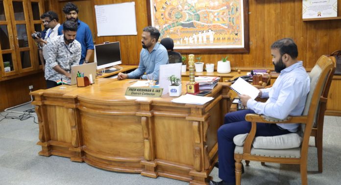 ജില്ലയിൽ ഇലക്ട്രോണിക് വോട്ടിംഗ് മെഷീനുകളുടെ രണ്ടാംഘട്ട റാന്ഡമൈസേഷന് പൂര്ത്തിയായി ജില്ലയിൽ ഇലക്ട്രോണിക് വോട്ടിംഗ് മെഷീനുകളുടെ രണ്ടാംഘട്ട റാന്ഡമൈസേഷന് പൂര്ത്തിയായി