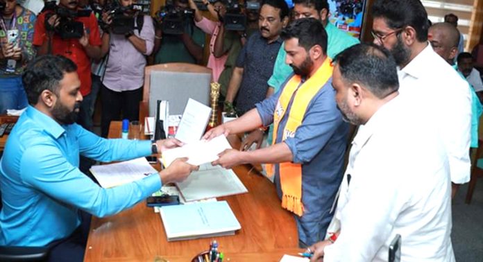 എൻ.ഡി.എ സ്ഥാനാർഥി അനിൽ കെ ആന്റണി നാമനിർദ്ദേശപത്രിക സമർപ്പിച്ചു ; വീഡിയോ കാണാം എൻ.ഡി.എ സ്ഥാനാർഥി അനിൽ കെ ആന്റണി നാമനിർദ്ദേശപത്രിക സമർപ്പിച്ചു ; വീഡിയോ കാണാം