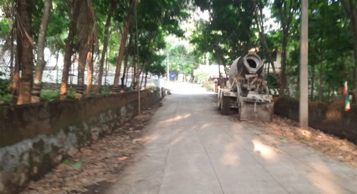 അത്തിക്കയം കടുമീൻചിറ റോഡരികിൽ പാർക്ക് ചെയ്തിരിക്കുന്ന കോൺക്രീറ്റ് മിക്സിംഗ് വാഹനം യാത്രക്കാർക്ക് തടസമുണ്ടാക്കുന്നതായി പരാതി അത്തിക്കയം കടുമീൻചിറ റോഡരികിൽ പാർക്ക് ചെയ്തിരിക്കുന്ന കോൺക്രീറ്റ് മിക്സിംഗ് വാഹനം യാത്രക്കാർക്ക് തടസമുണ്ടാക്കുന്നതായി പരാതി