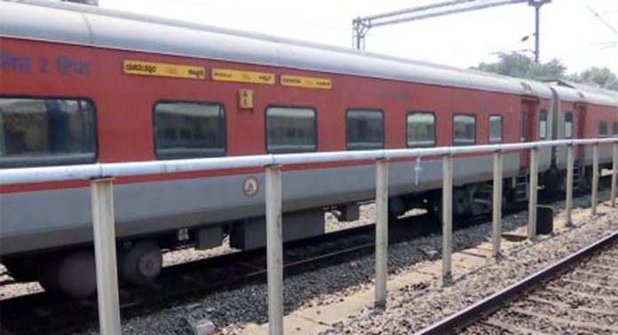 യശ്വന്ത്പൂർ-കണ്ണൂർ എക്സ്പ്രസിൽ വൻ കവർച്ച, ഇരുപതോളം യാത്രക്കാരുടെ ഐഫോണുകളും പണവുമടക്കം നഷ്ടപ്പെട്ടു യശ്വന്ത്പൂർ-കണ്ണൂർ എക്സ്പ്രസിൽ വൻ കവർച്ച, ഇരുപതോളം യാത്രക്കാരുടെ ഐഫോണുകളും പണവുമടക്കം നഷ്ടപ്പെട്ടു