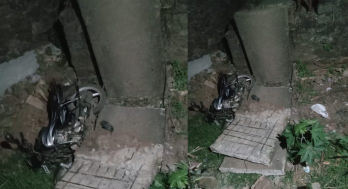 നടപാലം തകർന്നു : യുവാവ് രക്ഷപെട്ടത് അത്ഭുതകരമായി നടപാലം തകർന്നു : യുവാവ് രക്ഷപെട്ടത് അത്ഭുതകരമായി