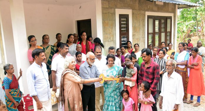 ഡോ.എം. എസ്. സുനിലിന്റെ 301 -മത് സ്നേഹഭവനം ആതിര അരുണിന്റെ എട്ടംഗ കുടുംബത്തിന് ഡോ.എം. എസ്. സുനിലിന്റെ 301 -മത് സ്നേഹഭവനം ആതിര അരുണിന്റെ എട്ടംഗ കുടുംബത്തിന്