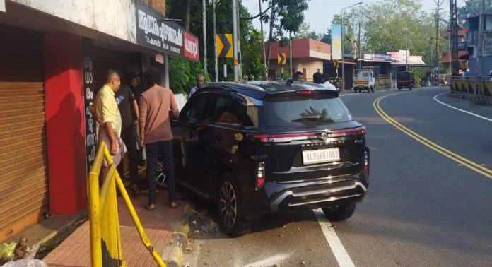 തോട്ടമൺകാവ് ദേവീക്ഷേത്രത്തിന് സമീപം കാർ നടപാതയിലേക്ക് ഇടിച്ചു കയറി അപകടം തോട്ടമൺകാവ് ദേവീക്ഷേത്രത്തിന് സമീപം കാർ നടപാതയിലേക്ക് ഇടിച്ചു കയറി അപകടം