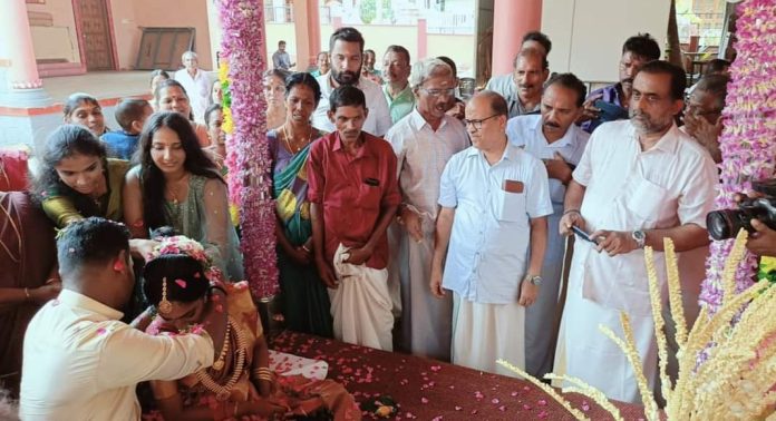 നാലാം തവണയും കതിർമണ്ഡപം ഒരുക്കി തോട്ടമൺകാവ് ഭഗവതി ക്ഷേത്ര ദേവസ്വം നാലാം തവണയും കതിർമണ്ഡപം ഒരുക്കി തോട്ടമൺകാവ് ഭഗവതി ക്ഷേത്ര ദേവസ്വം