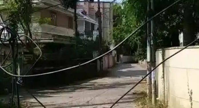 പോസ്റ്റുകളിൽ താണുകിടക്കുന്ന ഉപയോഗരഹിതമായ കേബിളുകൾ വഴിയാത്രക്കാർക്ക് ഭീഷണിയാകുന്നു പോസ്റ്റുകളിൽ താണുകിടക്കുന്ന ഉപയോഗരഹിതമായ കേബിളുകൾ വഴിയാത്രക്കാർക്ക് ഭീഷണിയാകുന്നു