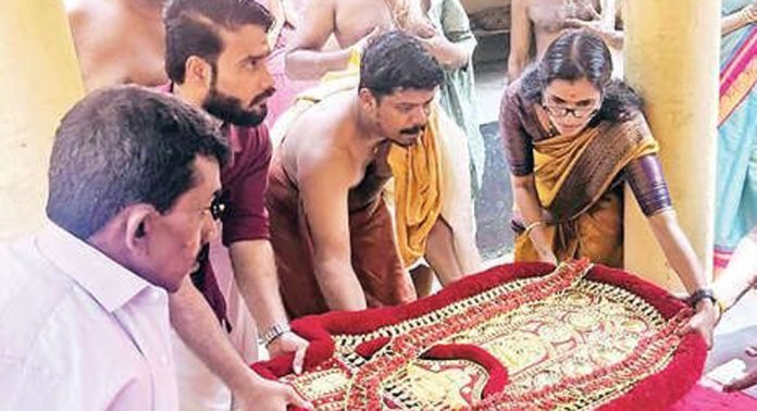 വെട്ടിക്കോട് പള്ളിപ്പുറം ഭദ്രകാളീക്ഷേത്രത്തിലെ പുതുക്കിപ്പണിത തങ്കജീവതയുടെ സമർപ്പണം നടന്നു വെട്ടിക്കോട് പള്ളിപ്പുറം ഭദ്രകാളീക്ഷേത്രത്തിലെ പുതുക്കിപ്പണിത തങ്കജീവതയുടെ സമർപ്പണം നടന്നു