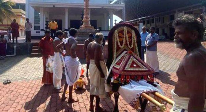 ഇക്കുറിയും പതിവ് തെറ്റിയില്ല ; നന്നൂർ ദേവി ക്ഷേത്രത്തിലെ പറക്കെഴുന്നള്ളത്തിന് സ്വീകരണം നൽകി സെന്റ് മേരീസ് ഓർത്തഡോക്സ് പള്ളി ഇക്കുറിയും പതിവ് തെറ്റിയില്ല ; നന്നൂർ ദേവി ക്ഷേത്രത്തിലെ പറക്കെഴുന്നള്ളത്തിന് സ്വീകരണം നൽകി സെന്റ് മേരീസ് ഓർത്തഡോക്സ് പള്ളി