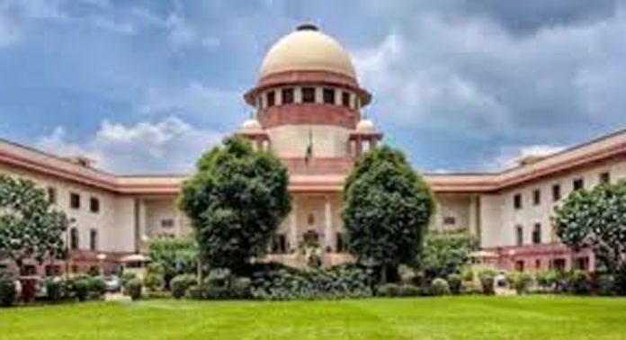 മോക് പോളിനിടെ കാസർഗോഡ് ചെയ്യാത്ത വോട്ട് ബിജെപിക്ക് പോയ സംഭവം പരിശോധിക്കാൻ തെരഞ്ഞെടുപ്പ് കമ്മീഷനോട് സുപ്രീംകോടതി മോക് പോളിനിടെ കാസർഗോഡ് ചെയ്യാത്ത വോട്ട് ബിജെപിക്ക് പോയ സംഭവം പരിശോധിക്കാൻ തെരഞ്ഞെടുപ്പ് കമ്മീഷനോട് സുപ്രീംകോടതി