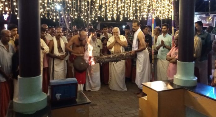 എഴുമറ്റൂർ പനമറ്റത്തുകാവ് ഭദ്രകാളി ക്ഷേത്രത്തിലെ വിഷു പടയണി മഹോത്സവത്തിന് ചുട്ടുവെച്ചു എഴുമറ്റൂർ പനമറ്റത്തുകാവ് ഭദ്രകാളി ക്ഷേത്രത്തിലെ വിഷു പടയണി മഹോത്സവത്തിന് ചുട്ടുവെച്ചു
