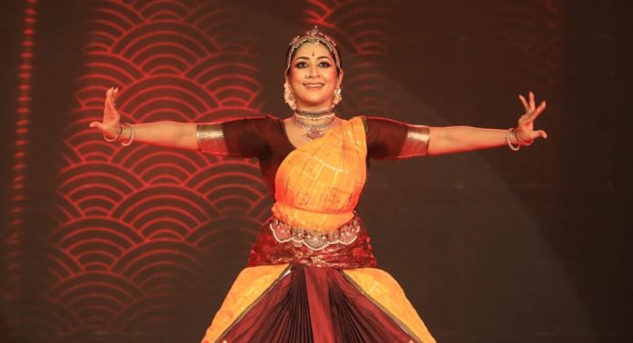 പെരിങ്ങോട്ടുകര വിഷ്ണുമായ സ്വാമി ക്ഷേത്രത്തില് നടക്കുന്ന ശതദിന നൃത്തോത്സവത്തിൻ്റെ അൻപതാം നാൾ നവ്യാ നായരുടെ നൃത്തം ശോഭനമായി പെരിങ്ങോട്ടുകര വിഷ്ണുമായ സ്വാമി ക്ഷേത്രത്തില് നടക്കുന്ന ശതദിന നൃത്തോത്സവത്തിൻ്റെ അൻപതാം നാൾ നവ്യാ നായരുടെ നൃത്തം ശോഭനമായി