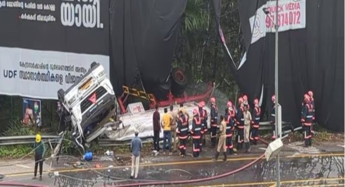 കൊട്ടാരക്കരയില് ഗ്യാസ് ടാങ്കര് മറിഞ്ഞു : സമീപവാസികളെ ഒഴിപ്പിച്ചു കൊട്ടാരക്കരയില് ഗ്യാസ് ടാങ്കര് മറിഞ്ഞു : സമീപവാസികളെ ഒഴിപ്പിച്ചു