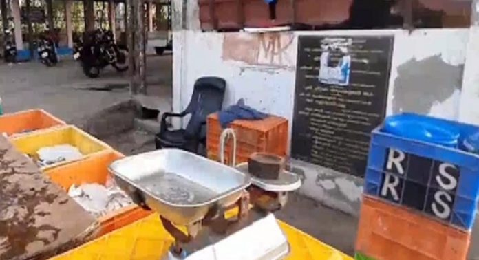 നാശത്തിന്റെ വക്കില് ഏനാത്ത് ചന്ത ; തിരിഞ്ഞു നോക്കാതെ അധികൃതര് നാശത്തിന്റെ വക്കില് ഏനാത്ത് ചന്ത ; തിരിഞ്ഞു നോക്കാതെ അധികൃതര്