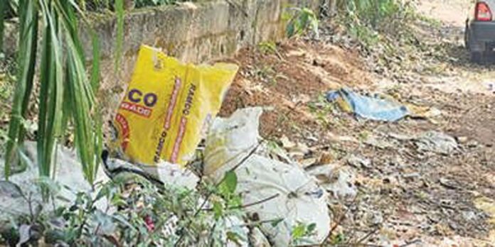 ഏഴംകുളം കനാൽ റോഡ് വശത്ത് മാലിന്യം തള്ളുന്നു ഏഴംകുളം കനാൽ റോഡ് വശത്ത് മാലിന്യം തള്ളുന്നു