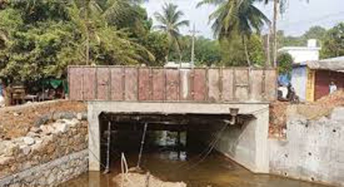 ഏഴംകുളം – കൈപ്പട്ടൂർ റോഡിലെ പാലം പൊളിച്ചു ഏഴംകുളം – കൈപ്പട്ടൂർ റോഡിലെ പാലം പൊളിച്ചു