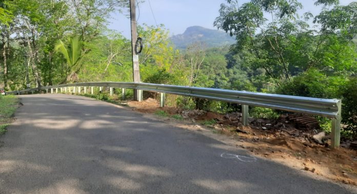 പെരുനാട്-പെരുന്തേനരുവി റോഡിലെ അപകട മേഖലയിൽ ഇടിതാങ്ങി സ്ഥാപിച്ചു പെരുനാട്-പെരുന്തേനരുവി റോഡിലെ അപകട മേഖലയിൽ ഇടിതാങ്ങി സ്ഥാപിച്ചു