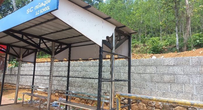 പുനലൂർ – മൂവാറ്റുപുഴ സംസ്ഥാന ഹൈവേയുടെ പ്രധാന ജംഗ്ഷനുകളിൽ സ്ഥാപിച്ച കാത്തിരിപ്പ് കേന്ദ്രങ്ങള് സാമൂഹ്യ വിരുദ്ധര് തകര്ക്കുന്നു പുനലൂർ – മൂവാറ്റുപുഴ സംസ്ഥാന ഹൈവേയുടെ പ്രധാന ജംഗ്ഷനുകളിൽ സ്ഥാപിച്ച കാത്തിരിപ്പ് കേന്ദ്രങ്ങള് സാമൂഹ്യ വിരുദ്ധര് തകര്ക്കുന്നു