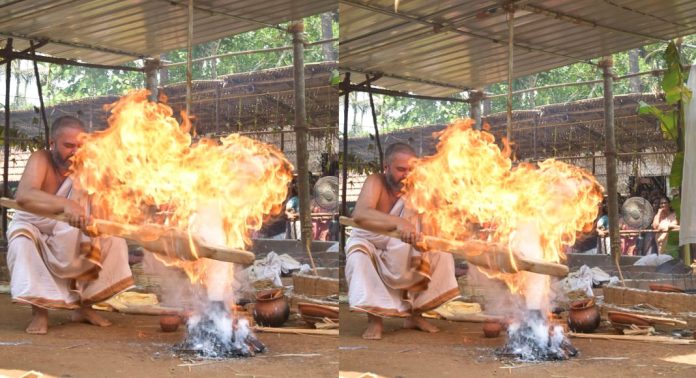 ഇളകൊള്ളൂർ ശ്രീ മഹാദേവ ക്ഷേത്രത്തിൽ നടന്നു വരുന്ന അതിരാത്രം മുഴുവൻ സമയയാഗ ക്രിയകളിലേക്കു കടന്നു ഇളകൊള്ളൂർ ശ്രീ മഹാദേവ ക്ഷേത്രത്തിൽ നടന്നു വരുന്ന അതിരാത്രം മുഴുവൻ സമയയാഗ ക്രിയകളിലേക്കു കടന്നു