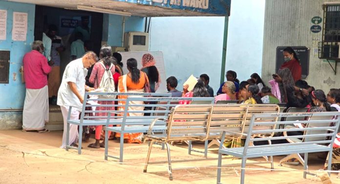 പത്തനംതിട്ട ജനറല് ആശുപത്രിയില് ഡോക്ടര്മാര് മീറ്റിംഗിലാണ് – രോഗികള് കാത്തിരിക്കുക പത്തനംതിട്ട ജനറല് ആശുപത്രിയില് ഡോക്ടര്മാര് മീറ്റിംഗിലാണ് – രോഗികള് കാത്തിരിക്കുക