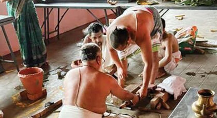 യാഗത്തിലെ പ്രധാന കർമികളായ യജമാനനും പത്നിയും ഋത്വിക്കുകളെ യാഗം ചെയ്യാൻ അധികാരപ്പെടുത്തി യാഗത്തിലെ പ്രധാന കർമികളായ യജമാനനും പത്നിയും ഋത്വിക്കുകളെ യാഗം ചെയ്യാൻ അധികാരപ്പെടുത്തി