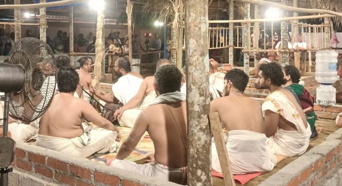 ഇളകൊള്ളൂർ അതിരാത്രം സമാപന സമ്മേളനം ഇന്ന് : യജ്ഞശാല സമർപ്പണം നാളെ ഇളകൊള്ളൂർ അതിരാത്രം സമാപന സമ്മേളനം ഇന്ന് : യജ്ഞശാല സമർപ്പണം നാളെ