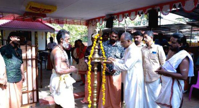 രാമൻചിറ ഗോപാലകൃഷ്ണസ്വാമി ക്ഷേത്രോത്സവത്തിന് മേൽശാന്തിയും പള്ളിവികാരിയും തിരിതെളിച്ചു രാമൻചിറ ഗോപാലകൃഷ്ണസ്വാമി ക്ഷേത്രോത്സവത്തിന് മേൽശാന്തിയും പള്ളിവികാരിയും തിരിതെളിച്ചു