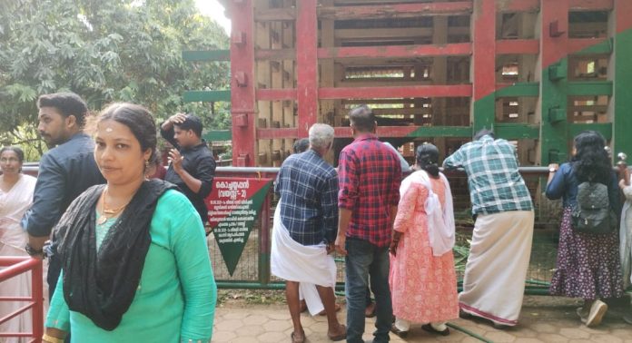 ആന കൂട്ടിലേക്ക് വിനോദ സഞ്ചാരികളുടെ ഒഴുക്ക് ആന കൂട്ടിലേക്ക് വിനോദ സഞ്ചാരികളുടെ ഒഴുക്ക്