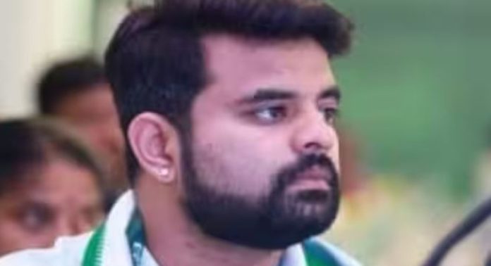 പ്രജ്വലും അച്ഛൻ രേവണ്ണയും എന്നെ പല തവണ പീഡിപ്പിച്ചു ; പരാതിയുമായി യുവതി, പിന്നാലെ കേസെടുത്ത് പോലീസ് പ്രജ്വലും അച്ഛൻ രേവണ്ണയും എന്നെ പല തവണ പീഡിപ്പിച്ചു ; പരാതിയുമായി യുവതി, പിന്നാലെ കേസെടുത്ത് പോലീസ്