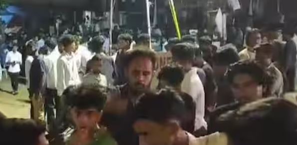 രാഹുൽ ഗാന്ധിയുടെ പരിപാടിയിൽ ലീഗ് കൊടി ഉപയോഗിച്ചതിൽ തര്ക്കം ; ഒടുവിൽ സംഘർഷം രാഹുൽ ഗാന്ധിയുടെ പരിപാടിയിൽ ലീഗ് കൊടി ഉപയോഗിച്ചതിൽ തര്ക്കം ; ഒടുവിൽ സംഘർഷം