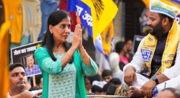 എന്റെ ഭർത്താവിന് വേണ്ടി ; അറസ്റ്റിലായ അരവിന്ദ് കേജരിവാളിനായി തെരഞ്ഞെടുപ്പ് പ്രചാരണം ഏറ്റെടുത്ത് സുനിതാ കേജരിവാൾ എന്റെ ഭർത്താവിന് വേണ്ടി ; അറസ്റ്റിലായ അരവിന്ദ് കേജരിവാളിനായി തെരഞ്ഞെടുപ്പ് പ്രചാരണം ഏറ്റെടുത്ത് സുനിതാ കേജരിവാൾ