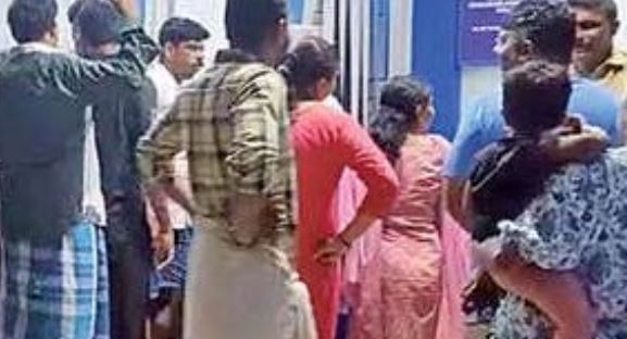 അർധരാത്രി അപ്രഖ്യാപിത പവർകട്ട് ; കെ.എസ്.ഇ.ബി. ഓഫീസ് ജനം കൈയേറി അർധരാത്രി അപ്രഖ്യാപിത പവർകട്ട് ; കെ.എസ്.ഇ.ബി. ഓഫീസ് ജനം കൈയേറി