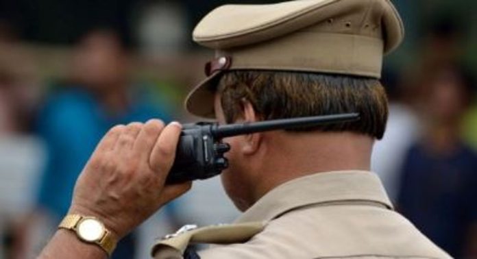 പോലീസുകാരനെ ഒരു സംഘം ആളുകൾ മര്ദിച്ചതായി പരാതി പോലീസുകാരനെ ഒരു സംഘം ആളുകൾ മര്ദിച്ചതായി പരാതി