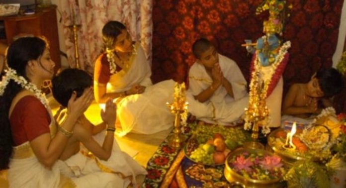 ഇന്ന് വിഷു ; പ്രതീക്ഷയുടെ പൊന്കണിയൊരുക്കി മലയാളികള്, ക്ഷേത്രങ്ങളിൽ വൻ ഭക്തജന തിരക്ക് ഇന്ന് വിഷു ; പ്രതീക്ഷയുടെ പൊന്കണിയൊരുക്കി മലയാളികള്, ക്ഷേത്രങ്ങളിൽ വൻ ഭക്തജന തിരക്ക്
