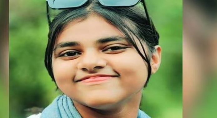 വീടിന്റെ മൂന്നാംനിലയിൽ കളിക്കുന്നതിനിടെ താഴേക്ക് വീണ പെൺകുട്ടി മരിച്ചു വീടിന്റെ മൂന്നാംനിലയിൽ കളിക്കുന്നതിനിടെ താഴേക്ക് വീണ പെൺകുട്ടി മരിച്ചു