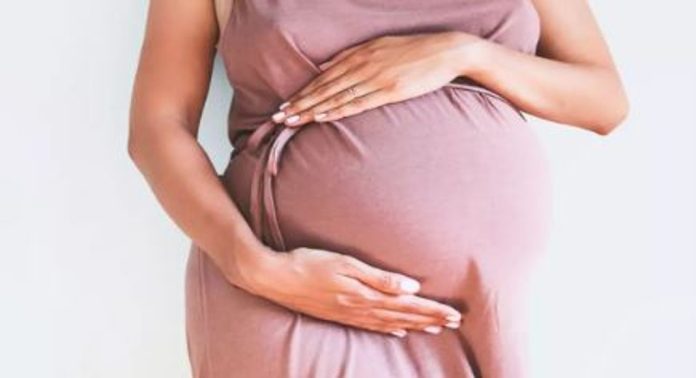 ഗർഭിണിയെ ആശുപത്രിയിൽ പ്രവേശിപ്പിച്ചില്ല ; പിന്നാലെ യുവതി ഗേറ്റിന് സമീപം പ്രസവിച്ചു, ഡോക്ടർമാർക്കെതിരെ നടപടി ഗർഭിണിയെ ആശുപത്രിയിൽ പ്രവേശിപ്പിച്ചില്ല ; പിന്നാലെ യുവതി ഗേറ്റിന് സമീപം പ്രസവിച്ചു, ഡോക്ടർമാർക്കെതിരെ നടപടി