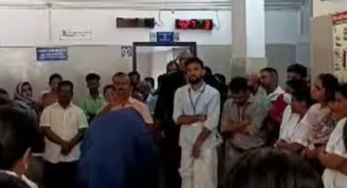 ആദ്യം ടോക്കൺ എടുത്തയാളെ പരിശോധിച്ചില്ലെന്ന് ആരോപണം ; ഡോക്ടർക്കും ജീവനക്കാരിക്കും നേരെ കയ്യേറ്റ ശ്രമം ആദ്യം ടോക്കൺ എടുത്തയാളെ പരിശോധിച്ചില്ലെന്ന് ആരോപണം ; ഡോക്ടർക്കും ജീവനക്കാരിക്കും നേരെ കയ്യേറ്റ ശ്രമം