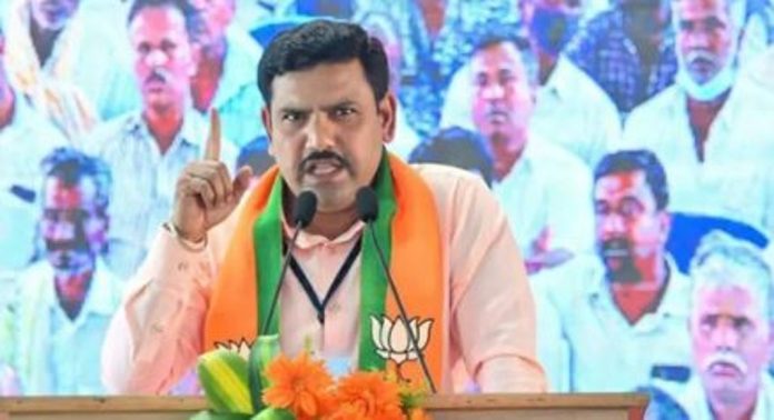 അപകീർത്തികരമായ പോസ്റ്റ് പങ്കുവച്ചു ; കർണാടക ബിജെപി അധ്യക്ഷനെതിരെ കേസെടുത്തു അപകീർത്തികരമായ പോസ്റ്റ് പങ്കുവച്ചു ; കർണാടക ബിജെപി അധ്യക്ഷനെതിരെ കേസെടുത്തു