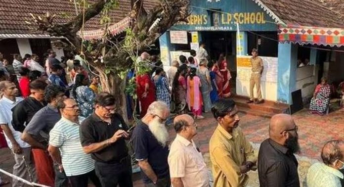 കേരളത്തിൽ ആദ്യമണിക്കൂറില് 6.5 ശതമാനം പോളിങ് ; ബൂത്തുകളില് വോട്ടര്മാരുടെ തിരക്ക് കേരളത്തിൽ ആദ്യമണിക്കൂറില് 6.5 ശതമാനം പോളിങ് ; ബൂത്തുകളില് വോട്ടര്മാരുടെ തിരക്ക്