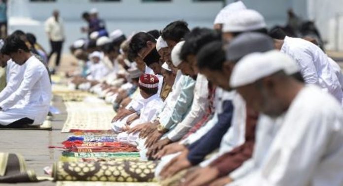 ഉത്തരേന്ത്യയിൽ ഇന്ന് റമദാൻ ; വിപുലമായ ആഘോഷങ്ങൾ ഒരുക്കി വിശ്വാസികൾ ഉത്തരേന്ത്യയിൽ ഇന്ന് റമദാൻ ; വിപുലമായ ആഘോഷങ്ങൾ ഒരുക്കി വിശ്വാസികൾ