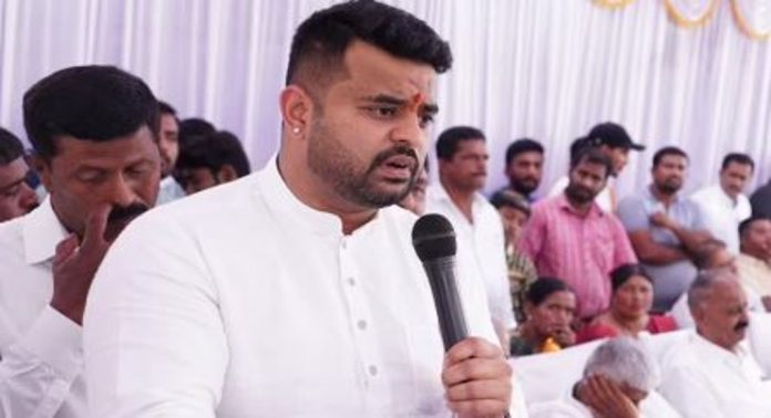 ലൈംഗീകാരോപണം ; പ്രജ്വൽ രേവണ്ണയെ രാജ്യത്തേക്ക് മടക്കിക്കൊണ്ടുവരുമെന്ന് കർണാടക ആഭ്യന്തരമന്ത്രി ലൈംഗീകാരോപണം ; പ്രജ്വൽ രേവണ്ണയെ രാജ്യത്തേക്ക് മടക്കിക്കൊണ്ടുവരുമെന്ന് കർണാടക ആഭ്യന്തരമന്ത്രി