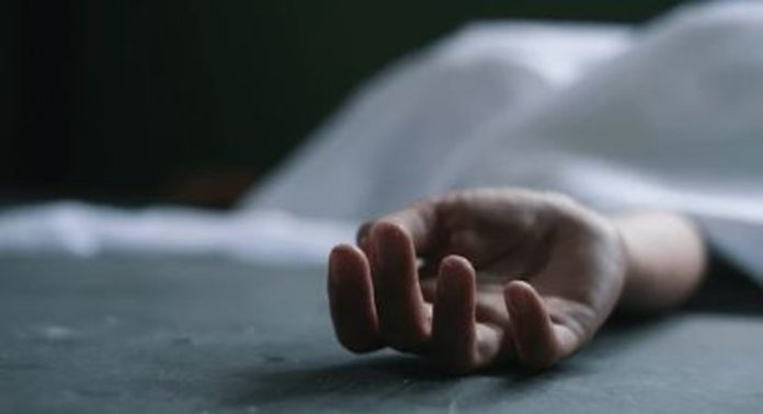 പാലക്കാട്ട് വോട്ട് ചെയ്യാൻ എത്തിയ വ്യക്തി കുഴഞ്ഞുവീണു മരിച്ചു പാലക്കാട്ട് വോട്ട് ചെയ്യാൻ എത്തിയ വ്യക്തി കുഴഞ്ഞുവീണു മരിച്ചു