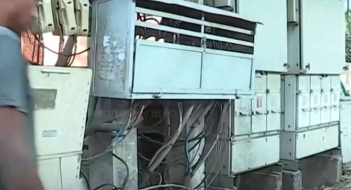 കൊച്ചിയില് അപകടാവസ്ഥയിൽ സ്ഥാപിച്ചിരിക്കുന്ന ട്രാൻസ്ഫോർമറുകൾ മാറ്റാൻ തീരുമാനം കൊച്ചിയില് അപകടാവസ്ഥയിൽ സ്ഥാപിച്ചിരിക്കുന്ന ട്രാൻസ്ഫോർമറുകൾ മാറ്റാൻ തീരുമാനം