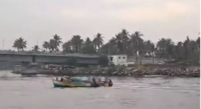 മുതലപ്പൊഴിയിൽ വീണ്ടും വള്ളം മറിഞ്ഞ് അപകടം ; കടലിലേക്ക് വീണ മൂന്ന് തൊഴിലാളികൾ രക്ഷപ്പെട്ടു മുതലപ്പൊഴിയിൽ വീണ്ടും വള്ളം മറിഞ്ഞ് അപകടം ; കടലിലേക്ക് വീണ മൂന്ന് തൊഴിലാളികൾ രക്ഷപ്പെട്ടു