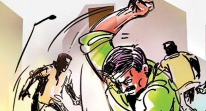 പത്തനംതിട്ടയിൽ ഗുണ്ടാവിളയാട്ടം ; യുവാവിനെ കാർ തടഞ്ഞ് തട്ടിക്കൊണ്ടുപോയി മർദിച്ച് റോഡിൽ തള്ളി, അന്വേഷണം ഊർജ്ജിതമാക്കി പോലീസ് പത്തനംതിട്ടയിൽ ഗുണ്ടാവിളയാട്ടം ; യുവാവിനെ കാർ തടഞ്ഞ് തട്ടിക്കൊണ്ടുപോയി മർദിച്ച് റോഡിൽ തള്ളി, അന്വേഷണം ഊർജ്ജിതമാക്കി പോലീസ്
