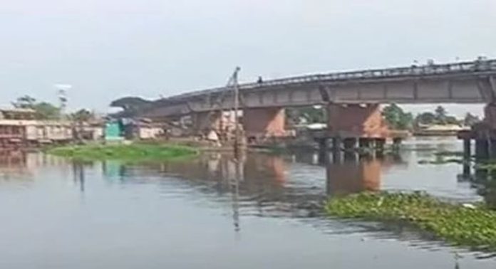 ആലപ്പുഴയിൽ യുവതിയും യുവാവും കായലിലേക്ക് ചാടി ; തിരച്ചില് തുടരുന്നു ആലപ്പുഴയിൽ യുവതിയും യുവാവും കായലിലേക്ക് ചാടി ; തിരച്ചില് തുടരുന്നു