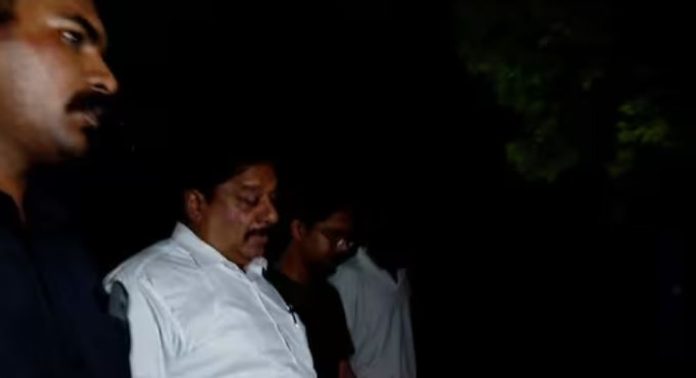 ബിജു രമേശിനെ കോൺഗ്രസ് നേതാവിന്റെ വീട്ടിൽ തടഞ്ഞുവെച്ചതായി റിപ്പോർട്ടുകൾ ബിജു രമേശിനെ കോൺഗ്രസ് നേതാവിന്റെ വീട്ടിൽ തടഞ്ഞുവെച്ചതായി റിപ്പോർട്ടുകൾ