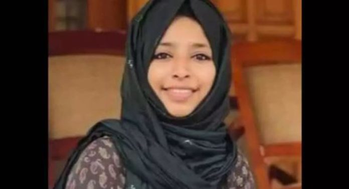 പോപുലർ ഫ്രണ്ട് മുൻ ചെയർമാന്റെ മകൾ വാഹനാപകടത്തിൽ മരിച്ചു പോപുലർ ഫ്രണ്ട് മുൻ ചെയർമാന്റെ മകൾ വാഹനാപകടത്തിൽ മരിച്ചു