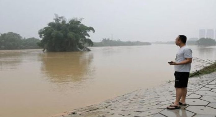 ചൈനയിൽ ശക്തമായ മഴ ; പിന്നാലെ മിന്നൽ പ്രളയത്തിൽ വ്യാപക നാശനഷ്ടം, മുന്നറിയിപ്പ് നൽകി അധികൃതർ ചൈനയിൽ ശക്തമായ മഴ ; പിന്നാലെ മിന്നൽ പ്രളയത്തിൽ വ്യാപക നാശനഷ്ടം, മുന്നറിയിപ്പ് നൽകി അധികൃതർ