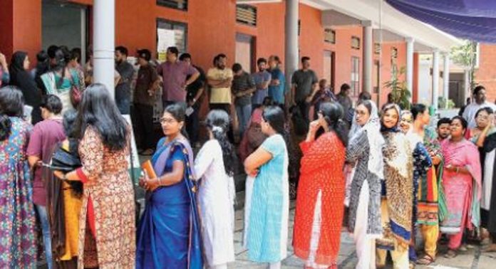 പല ബൂത്തുകളിലും യന്ത്ര തകരാർ ; വോട്ടിംഗ് വൈകുന്നതായി പരാതി പല ബൂത്തുകളിലും യന്ത്ര തകരാർ ; വോട്ടിംഗ് വൈകുന്നതായി പരാതി