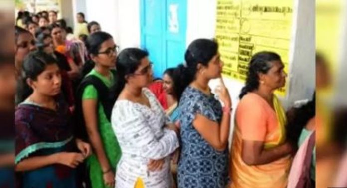 കേരളം വിധി എഴുതുന്നു ; മൂന്നുമണിക്കൂര് പിന്നിട്ടപ്പോള് 16 ശതമാനം പോളിങ് കേരളം വിധി എഴുതുന്നു ; മൂന്നുമണിക്കൂര് പിന്നിട്ടപ്പോള് 16 ശതമാനം പോളിങ്