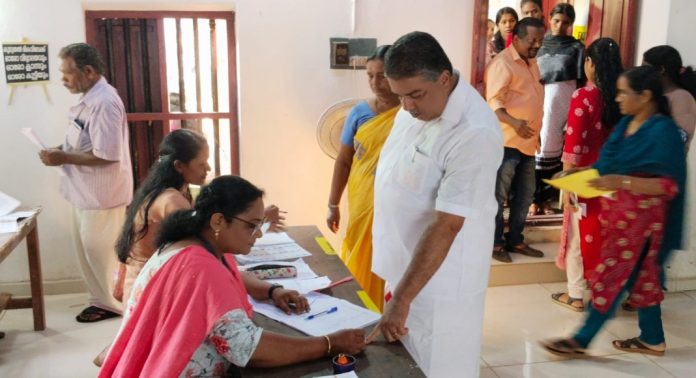 മന്ത്രി സജി ചെറിയാൻ കുടുംബാംഗങ്ങളോടൊപ്പം വോട്ട് രേഖപ്പെടുത്തി മന്ത്രി സജി ചെറിയാൻ കുടുംബാംഗങ്ങളോടൊപ്പം വോട്ട് രേഖപ്പെടുത്തി